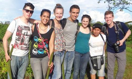 秘鲁的7名学生